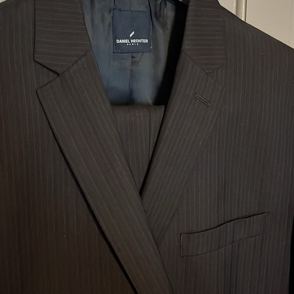 Daniel Hechter 2 button suit. 50 coat 45 pant. Dark brown w/ blue pinstripe - Picture 3 of 14